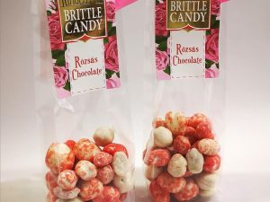 R&oacute;zsa &iacute;zes&iacute;t&eacute;sű F&ouml;ldimogyor&oacute;s-feh&eacute;r csokol&aacute;d&eacute;s drazs&eacute; 90g