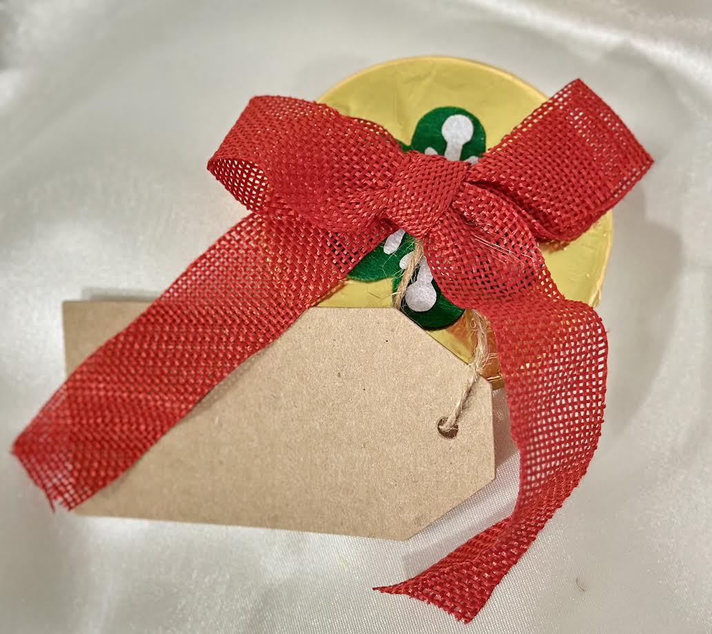 Tejcsokoládé Tallér Piros Masnival Csengettyűvel ( feliratozható kártyával ) 49 g ( storz )